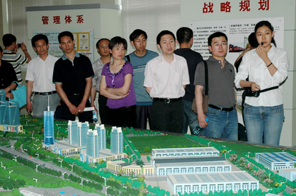 “精益仓储运作与流程治理高级研建班”学员到集团参观调查