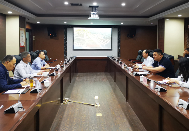 赤峰日报报业集团总编纂、副董事长、党委副书记张楠到集团走访座谈