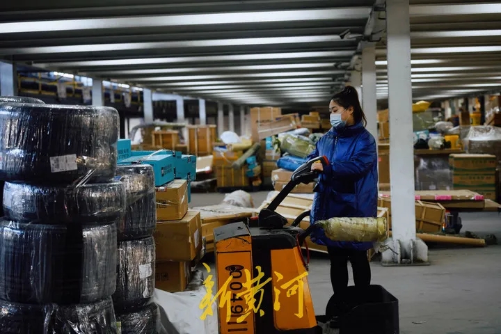 《新黄河》：直击双十一分拣现场，赤峰一物流园区已发货2345万单