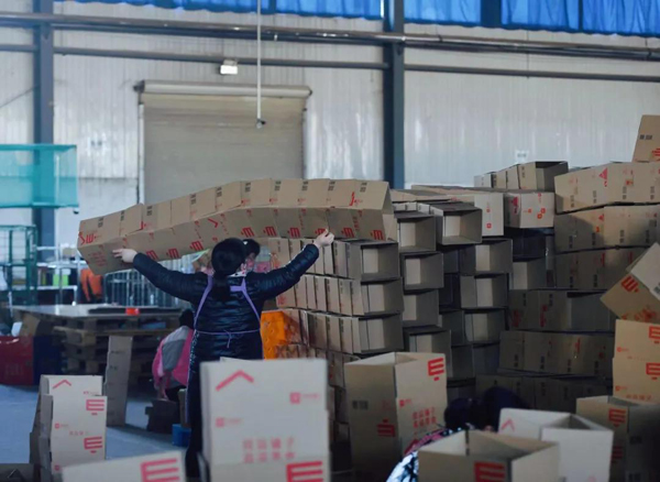 《公共日报》：视频｜直击“双十一”分拣现场，15秒包好一个包裹